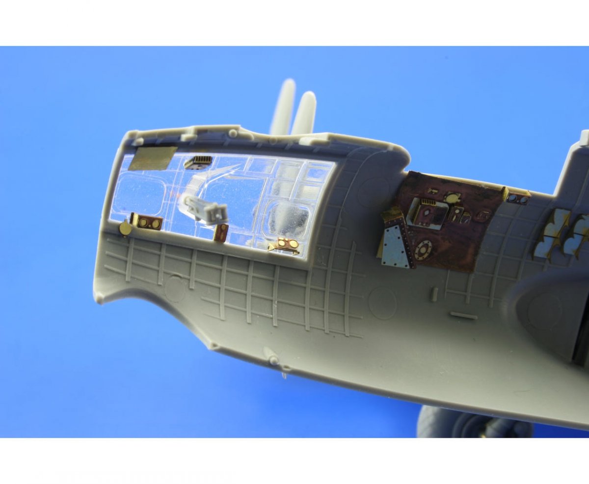 Eduard 73382 B-17G front interior 1/72 REVELL – immagine 8