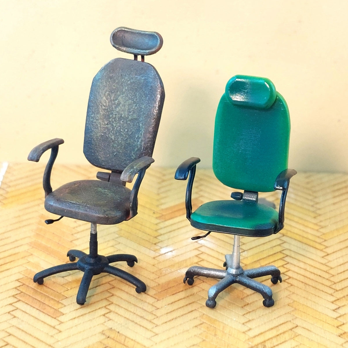 Point of no Return 3524058 Fotele biurowe, dwa różne modele / Office chairs, two different models 1/35 – zdjęcie 2