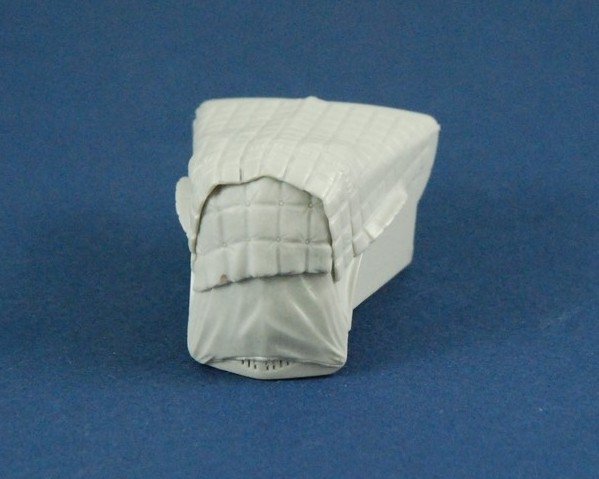 Panzer Art RE35-227 Ford 3000 engine deck with winter canvas 1/35 – image 4