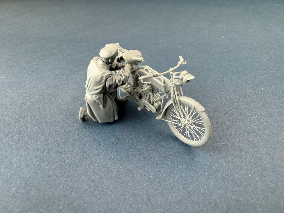 Copper State Models F32-061 British Dispatch Rider Checking Motorcycle (Motorcycle not included) 1/32 – zdjęcie 3