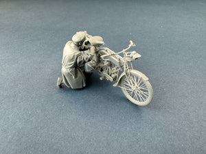Copper State Models F32-061 British Dispatch Rider Checking Motorcycle (Motorcycle not included) 1/32 – zdjęcie 3