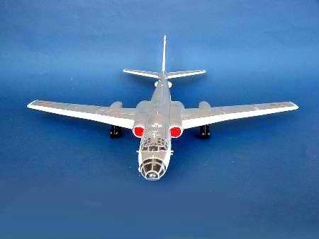 Trumpeter 01612 Tu-16K-26 G/Chinese H-6 1/72 – image 4