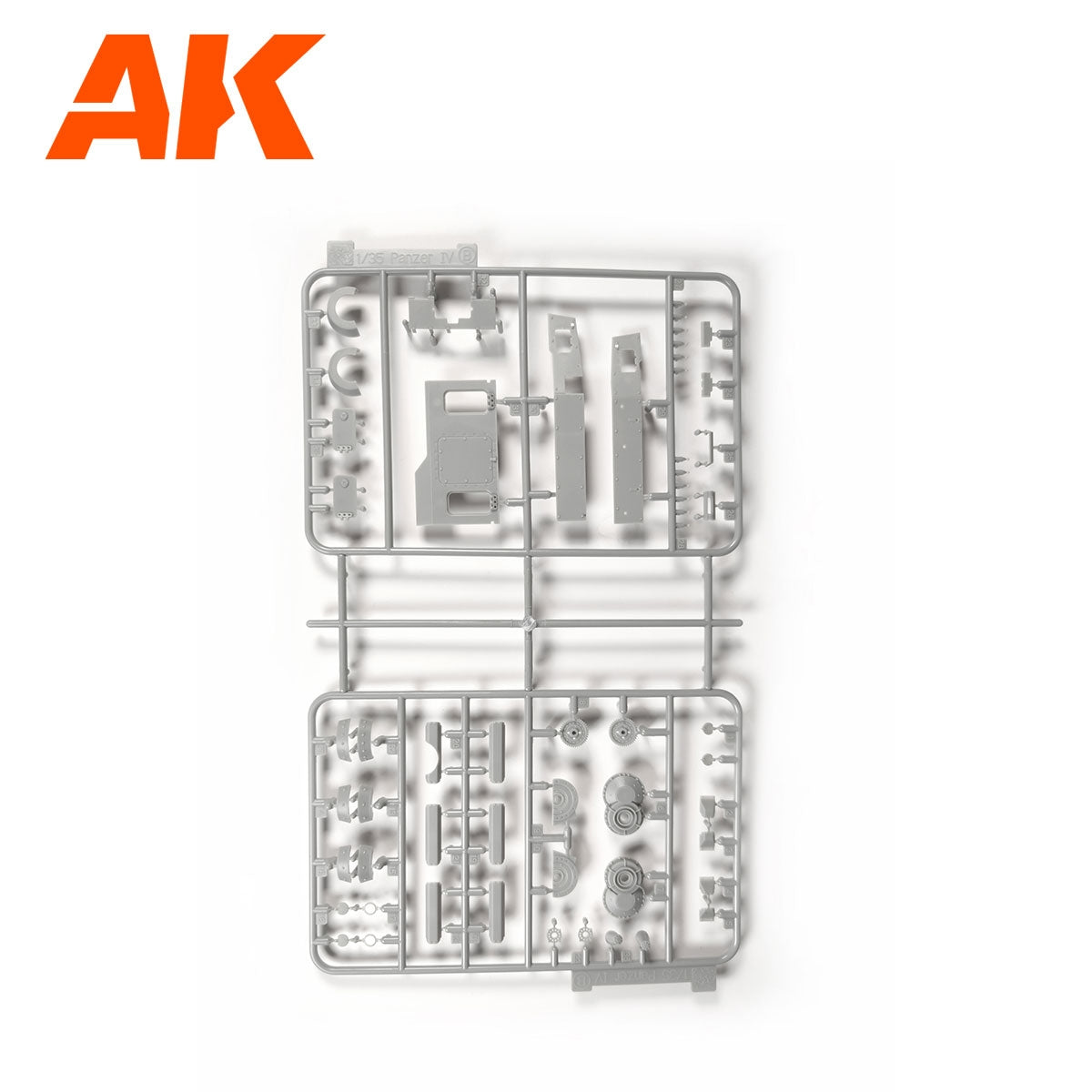 AK Interactive AK35504-B PZ.KPFW.IV AUSF.D AFRIKA KORPS + 5 FIGURES GERMAN TANK CREW AFRIKA KORPS 1/35 – zdjęcie 8