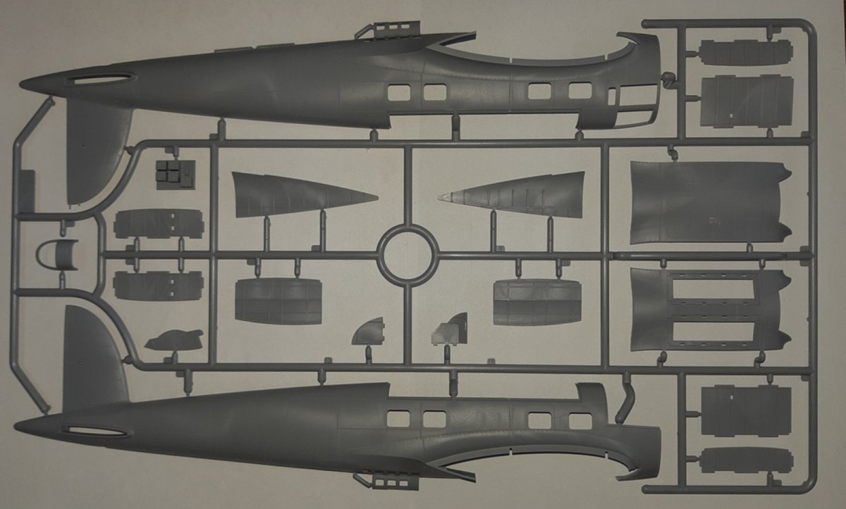 ICM 48263 He 111H-16, WWII German Bomber 1/48 – image 7
