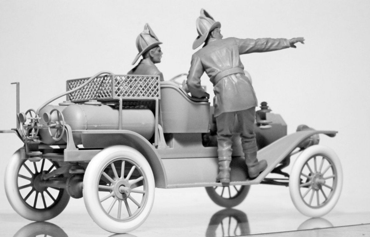 ICM 24006 American Fire Truck Crew (1910s) (2 figures) 1/24 – image 4