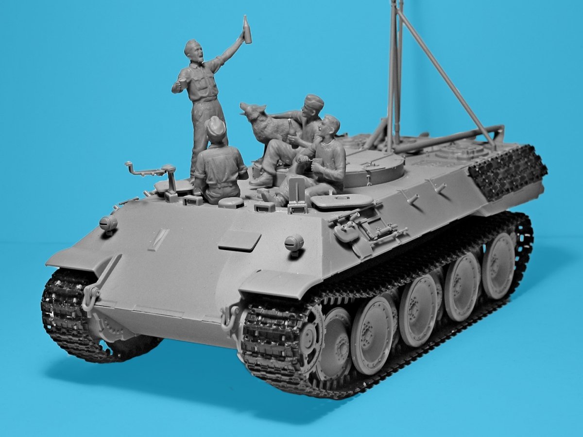 ICM 35343 Prost! Between Battles on Bergepanther WWII German Tankmen with Bergepanther 1/35 – image 7