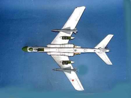 Trumpeter 01613 Tupolev Tu-16K-10 BADGER C 1/72 – zdjęcie 2
