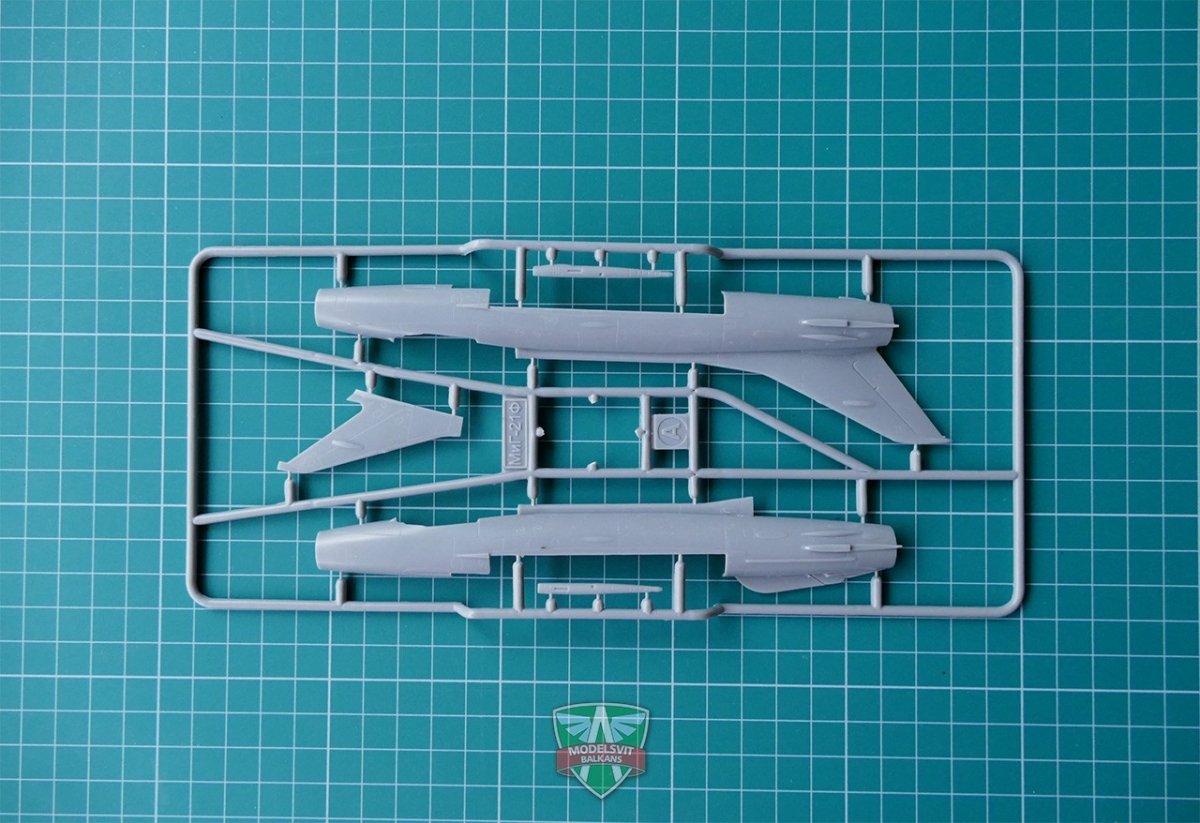 Modelsvit 72021 MiG-21F(Izdeliye &amp;quot;72&amp;quot;) Soviet supersonic fighter 1/72 – zdjęcie 3