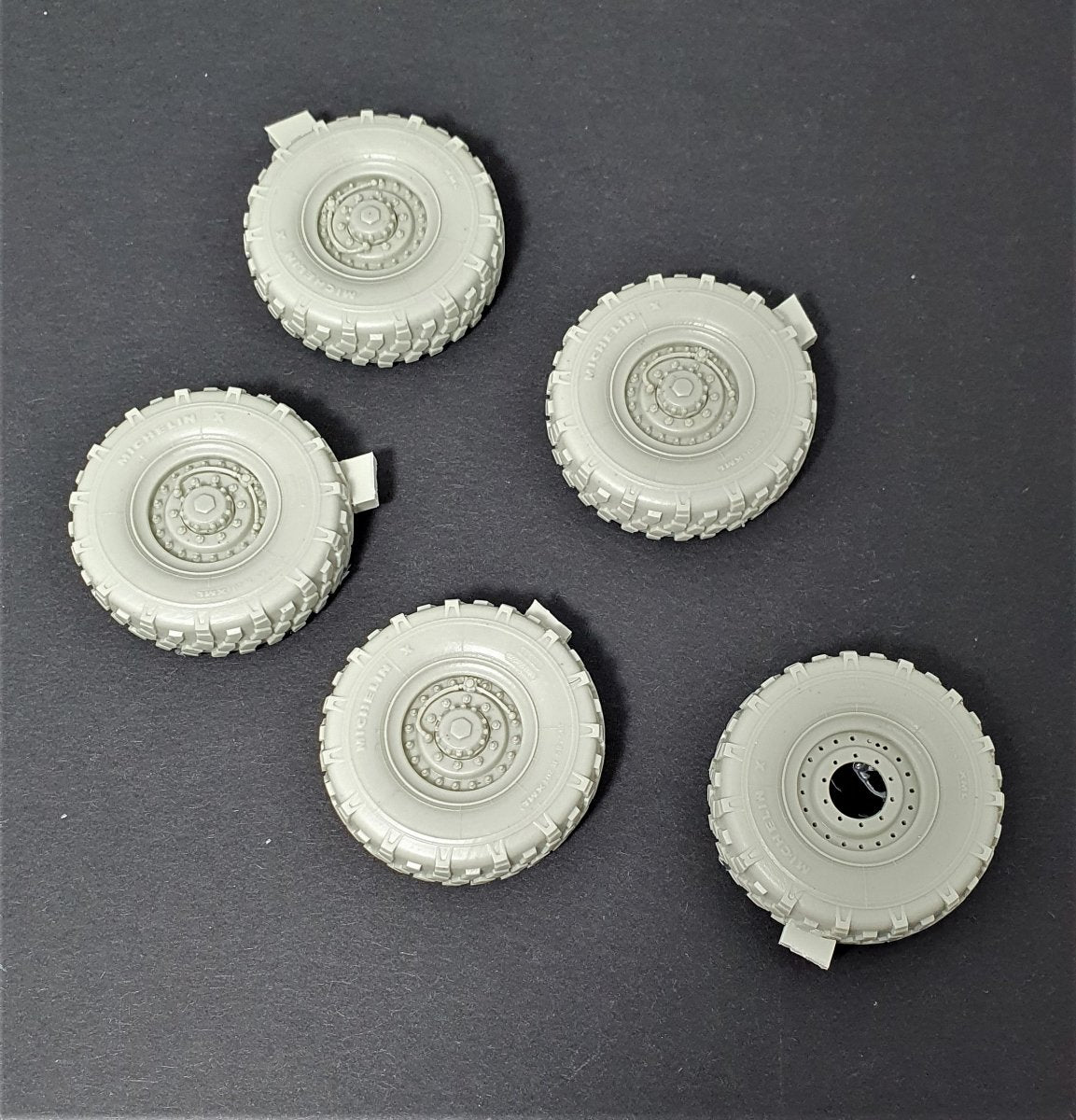 Panzer Art RE35-705 M1078 LMTV Road wheels (Michelin) 1/35 – zdjęcie 2