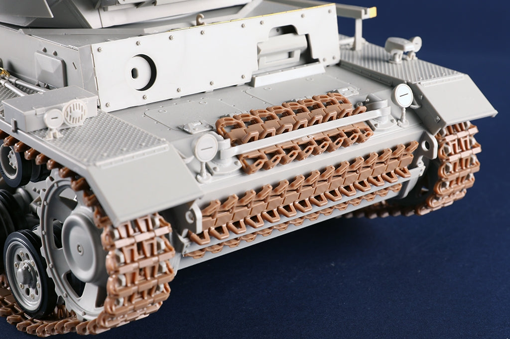 Trumpeter 00955 Pz.Bef.Wg.Fahrgestell Pz.Kpfw.III.Ausf.J 1/16 – zdjęcie 9