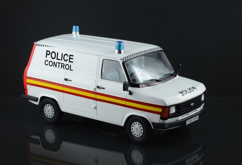 Italeri 3657 FORD TRANSIT UK POLICE 1/24 – zdjęcie 3