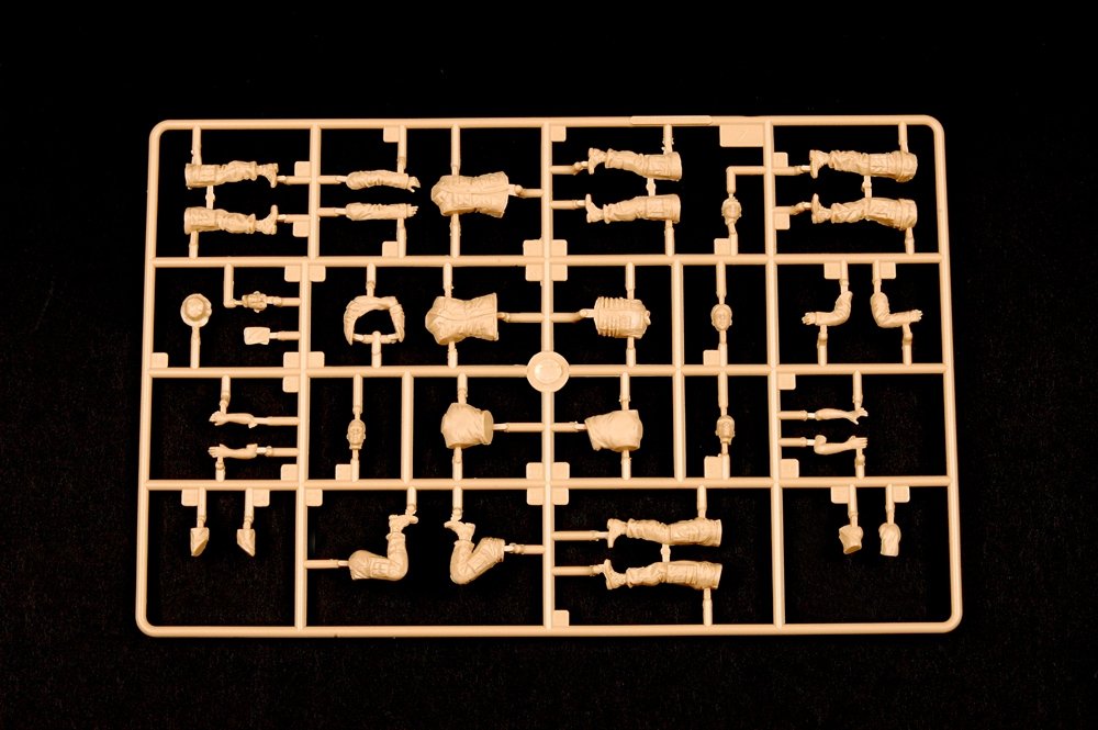 Trumpeter 00429 Modern US soldiers Logistics Supply Team 1/35 – image 4