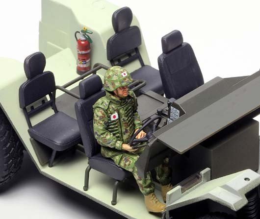 Tamiya 35275 JGSDF Light Armored Vehicle Iraq Humanitarian Assistance Team 1/35 – zdjęcie 3