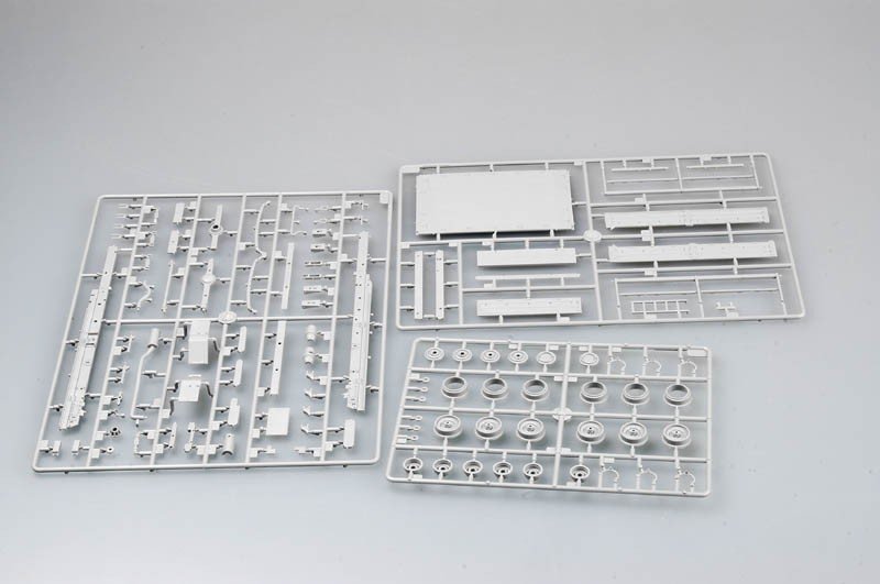 Trumpeter 01004 M1078 Light Medium Tactical Vehicle (LMTV) Standard Cargo Tru 1/35 – image 11
