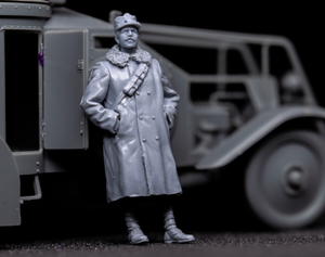 Copper State Models F35-026 Italian Armored Car Officer in Fur Greatcoat 1/35 – image 2