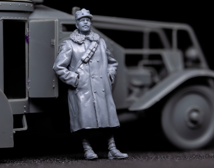 Copper State Models F35-026 Italian Armored Car Officer in Fur Greatcoat 1/35 – image 2