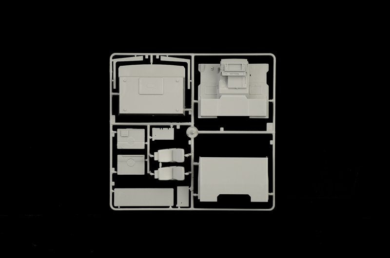 Italeri 3945 VOLVO F16 Globetrotter Canvas Truck with elevator 1/24 – image 11