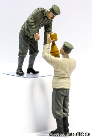Copper State Models F32-005 German aerodrome personnel bomb loading 1/32 – zdjęcie 4