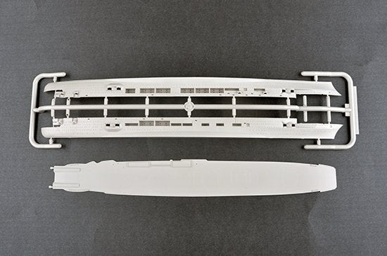 Trumpeter 06710 German Navy Aircraft Carrier DKM Peter Strasser 1/700 – immagine 5