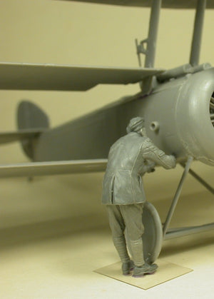 Copper State Models F32-026 RFC Air Mechanic checking airplane 1/32 – image 3