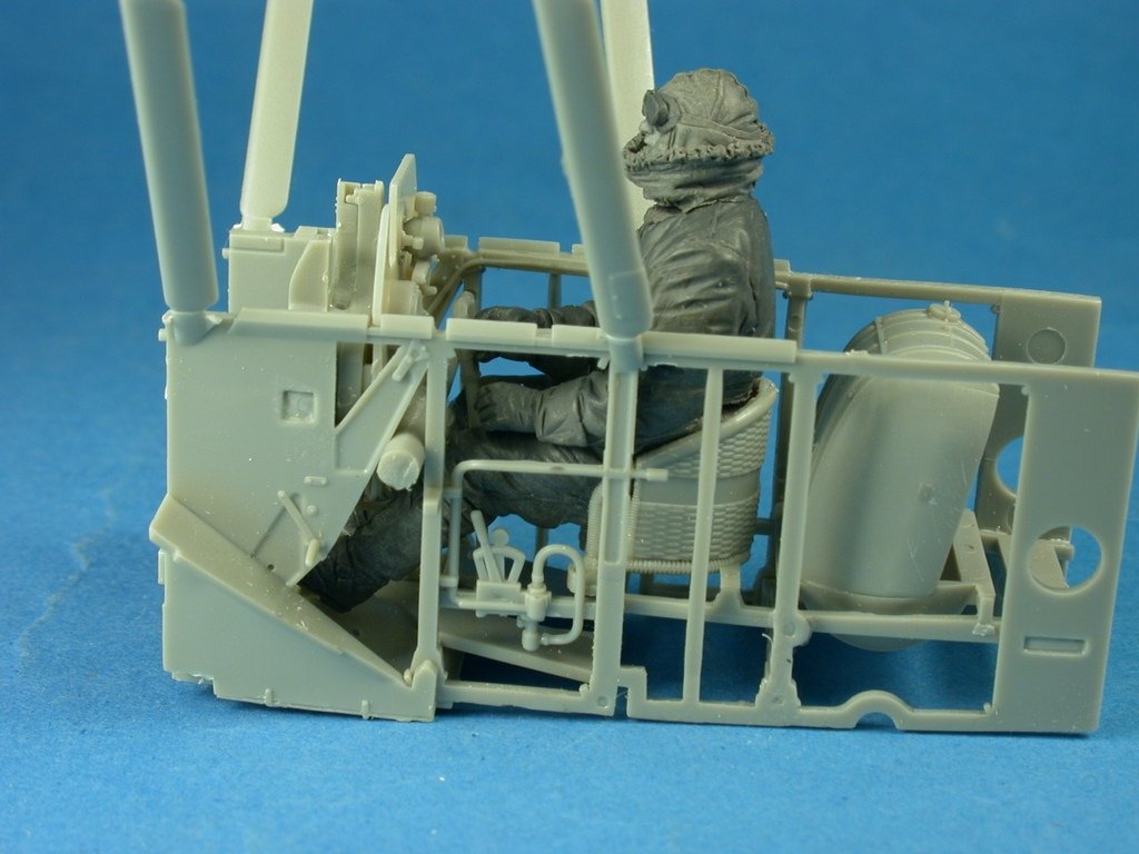 Copper State Models F32-038 Seated RFC Pilot in Sidcot suit 1/32 – image 4