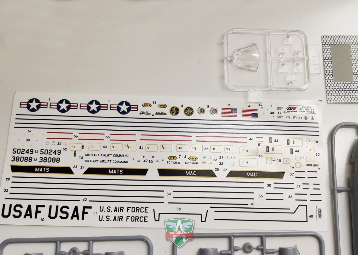 A&amp;amp;A Models 4402 C-141A Military Strategic Airlifter 1/144 – image 4