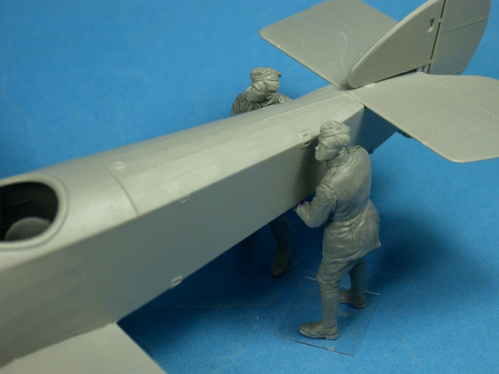 Copper State Models F32-023 RFC Air Mechanics lifting the tail 1/32 – image 4