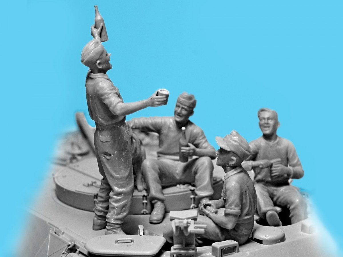 ICM 35343 Prost! Between Battles on Bergepanther WWII German Tankmen with Bergepanther 1/35 – image 4