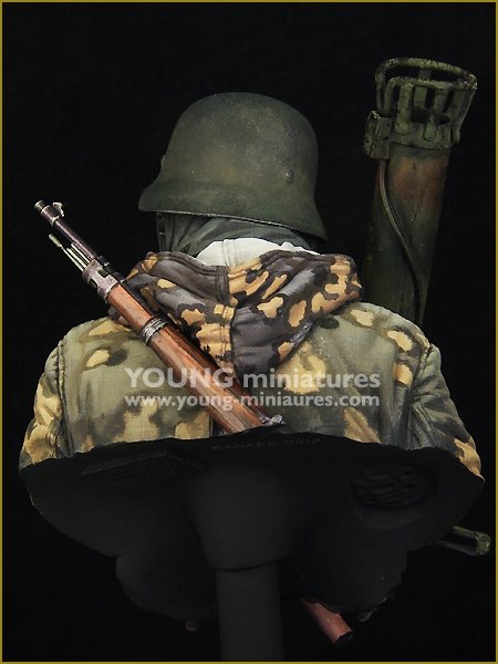 Young Miniatures YM1865 German Waffen SS with Panzerschreck 1/10 – Bild 4