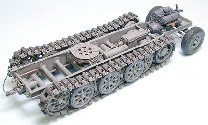 Tamiya 35239 German 18-Ton Heavy Half-Track FAMO 1/35 – image 6