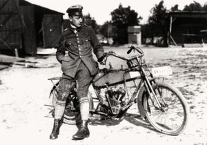 Copper State Models F32-058 Werner Voss posing with a motorcycle (Motorcycle not included) 1/32 – zdjęcie 3