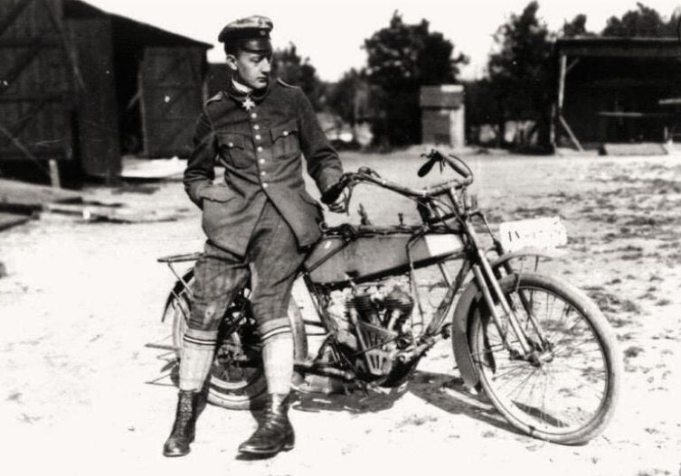 Copper State Models F32-058 Werner Voss posing with a motorcycle (Motorcycle not included) 1/32 – zdjęcie 3