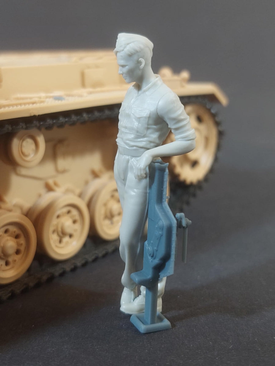 Panzer Art FI35-238 German tank mechanic at work No1 1/35 – zdjęcie 2