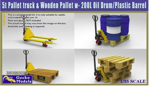 Gecko Models 35GM0034 5t Pallet Truck &amp;amp; Wooden Pallet with 200 Litre Oil Drum and Plastic Barrel 1/35