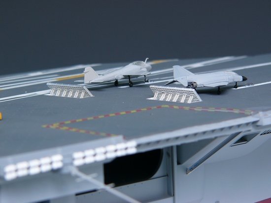 Trumpeter 05605 U.S. CVN-68 Nimitz aircraft carrier 1975 1/350 – zdjęcie 11