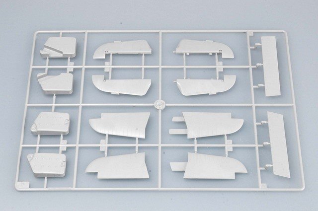 Trumpeter 02416 HURRICANE Mk.IIC/TROP 1/24 – immagine 2