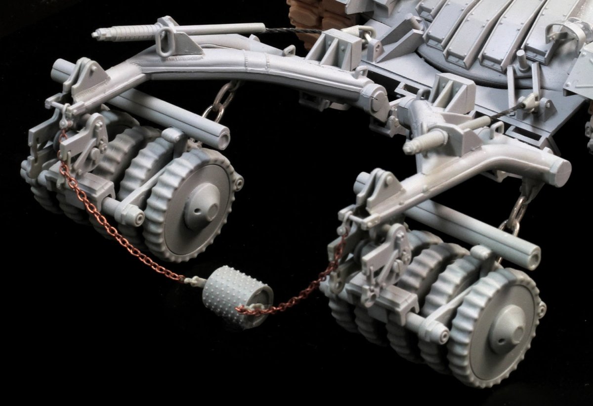 Dragon 3618 IDF Magach 5 w/ERA and Mine Roller 1/35 – image 3
