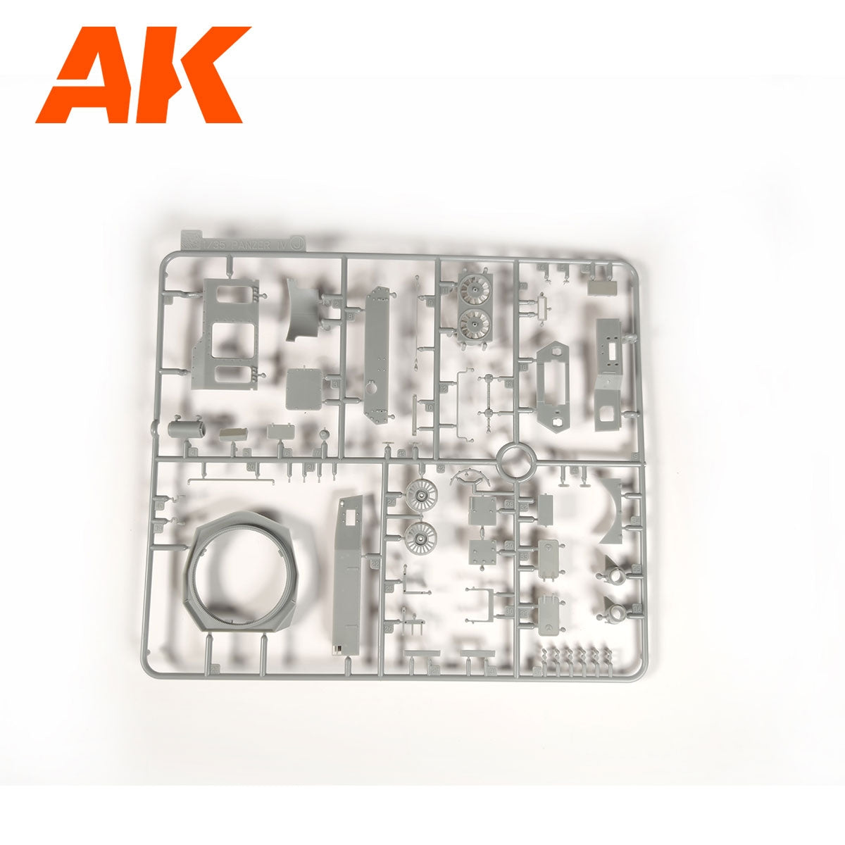 AK Interactive AK35504-A PZ.KPFW.IV AUSF.D AFRIKA KORPS + DAK PANZERFAHRER 1/35 – image 14