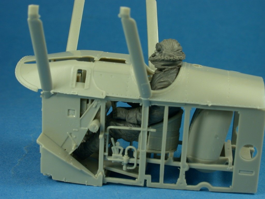 Copper State Models F32-038 Seated RFC Pilot in Sidcot suit 1/32 – image 3