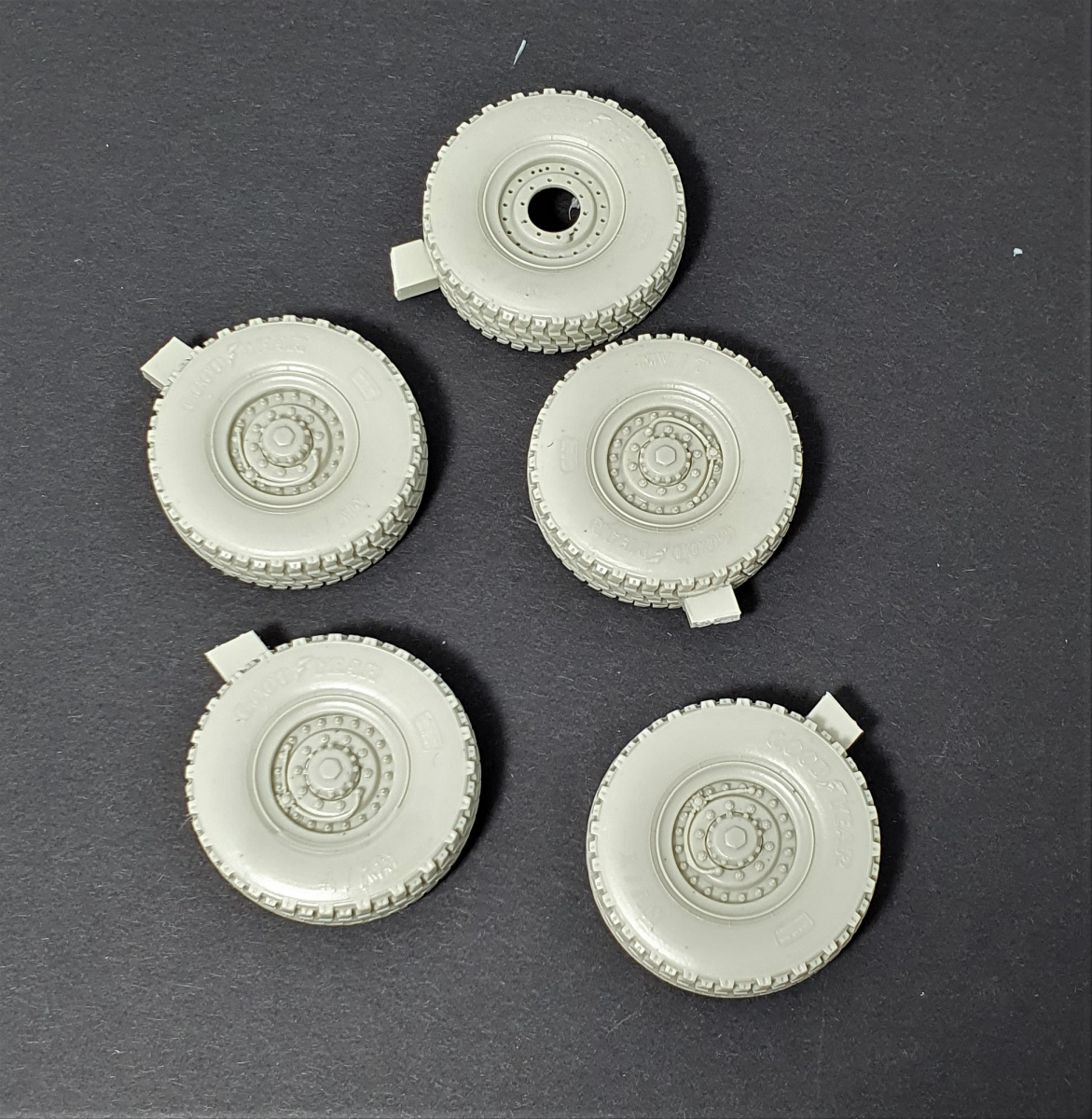Panzer Art RE35-706 M1078 LMTV Road wheels (Goodyear) 1/35 – zdjęcie 2