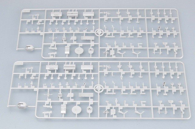 Trumpeter 04517 RUSSIAN NAVY UDALOY CLASS DESTROYER SEVEROMORSK 1/350 – image 5