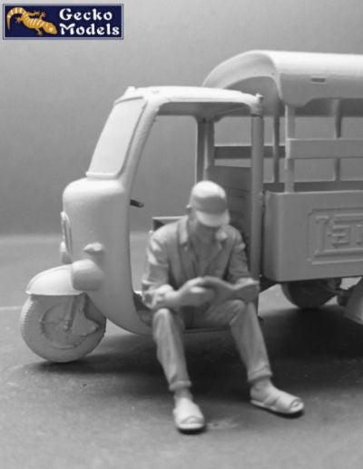 Gecko Models 35GM0113 60 - 70s Saigon Shuttle Motor-Tricycle Depot and a take break drive [2 kits In 1 box] 1/35 – image 3