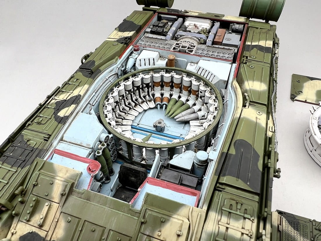 Amusing Hobby 35A060 Russian Main Battle Tank T-80U - Full interior kit 1/35 – image 5