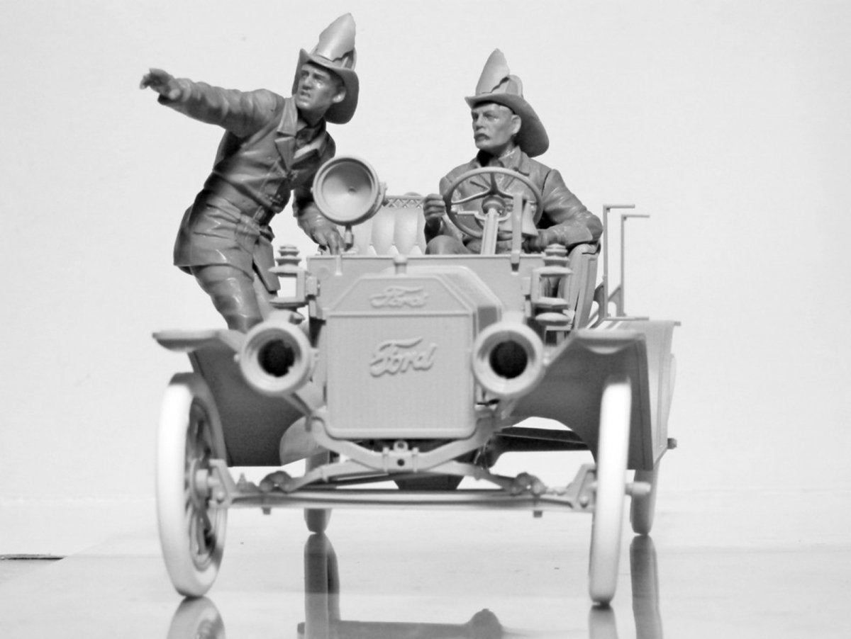 ICM 24006 American Fire Truck Crew (1910s) (2 figures) 1/24 – image 2