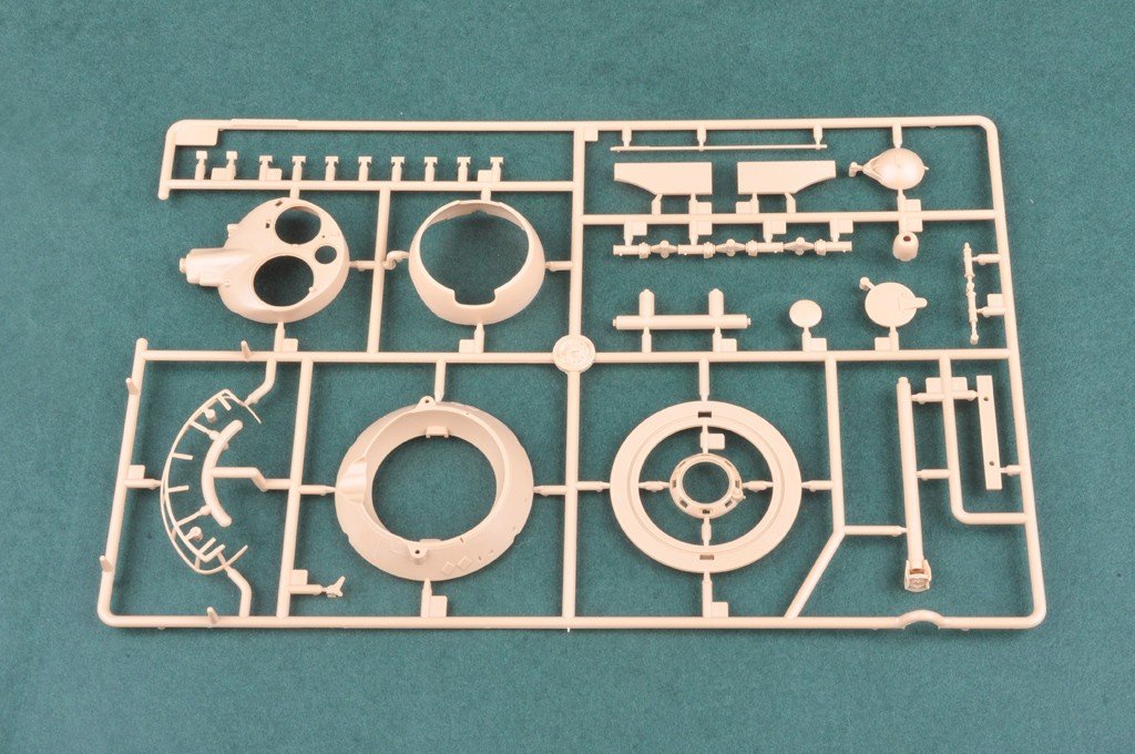Hobby Boss 82490 French EBR-11 Wheeled Reconnaissance Vehicle 1/35 – zdjęcie 5