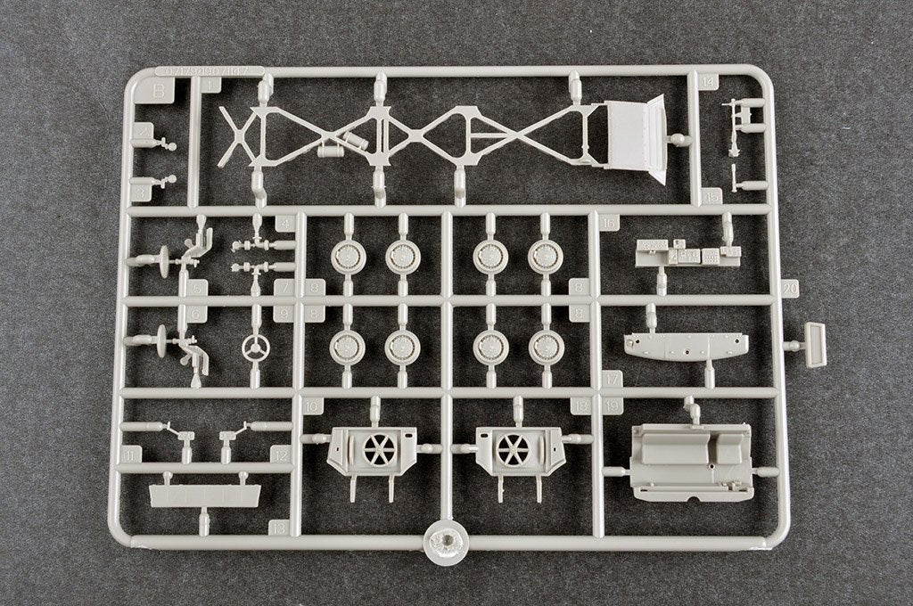 Trumpeter 07179 Russian 9P113 TEL w/9M21 Rocket of 9K52 Luna-M Frog-7 tactical rocket 1/72 – image 9