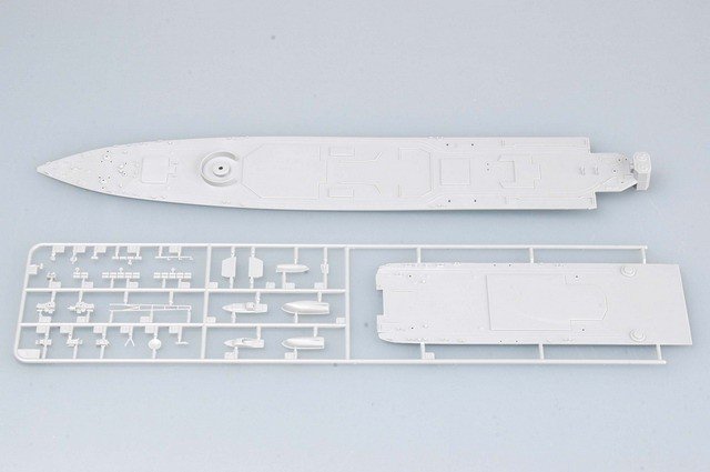 Trumpeter 04517 RUSSIAN NAVY UDALOY CLASS DESTROYER SEVEROMORSK 1/350 – image 7