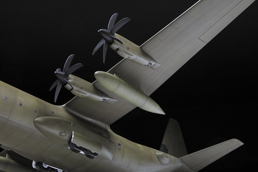 Zvezda 7325 American Military Transport Plane C-130J 1/72 – zdjęcie 4