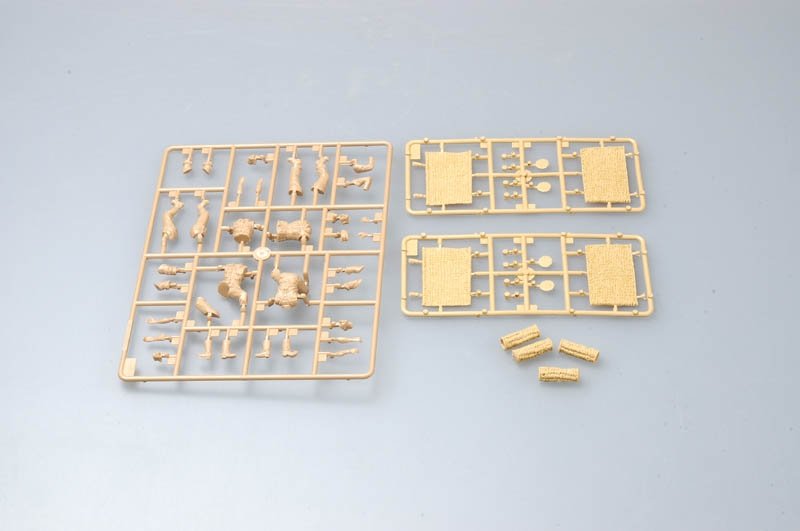Trumpeter 00426 German s.FH 18 Field Howitzer Gun Crew Ammo Supplied Team 1/35 – image 4