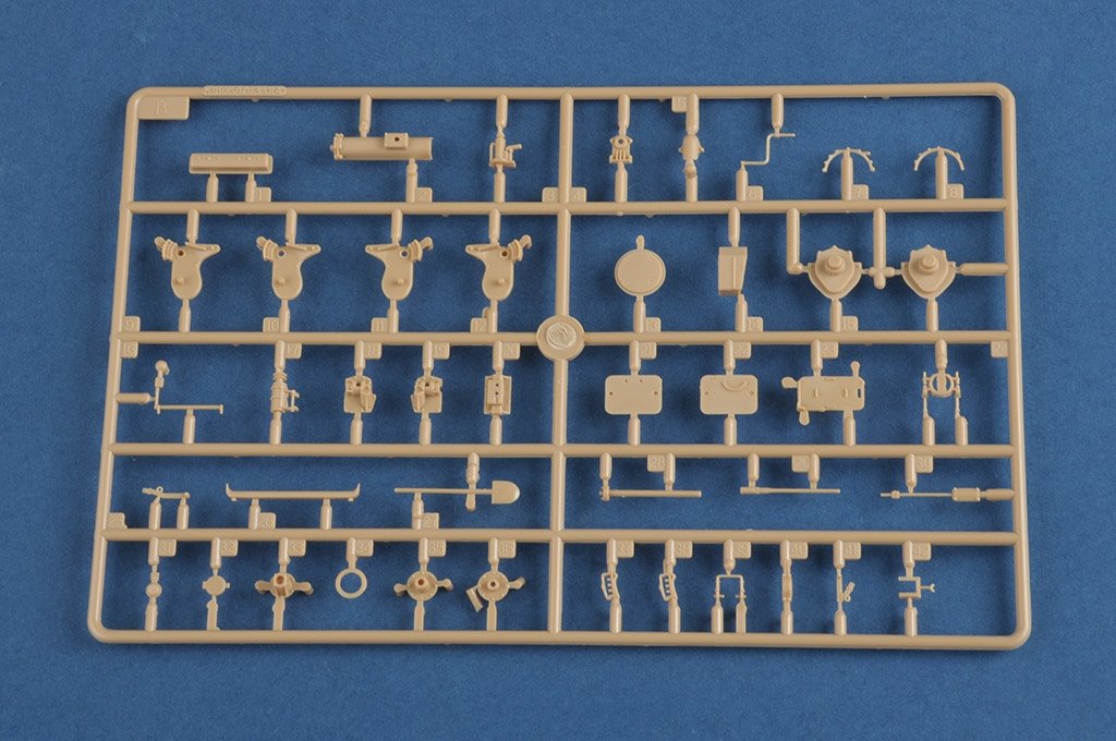 Hobby Boss 83894 French R35 with FCM turret tank 1/35 – zdjęcie 8